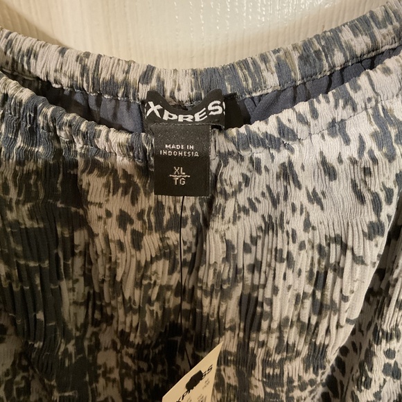 NWT Express Off-the-Shoulder Leopard 🐆 Print Blouse in Gray & White - Picture 4 of 6